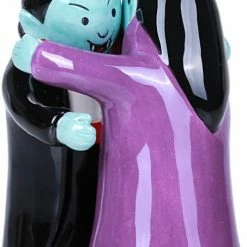 GOTHIC GIFTS Hugging Vampires | SALT AND PEPPER SHAKER SET